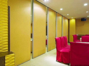 Muri divisori mobili gialli, auditorium dell'hotel che fa scorrere le porte pieganti della divisione