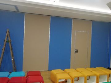 I muri divisori scorrevoli flessibili decorativi di multi colore/hanno personalizzato il divisorio pieghevole